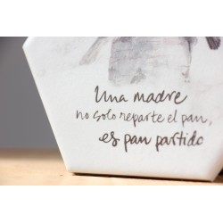 Azulejo Una madre no solo reparte el pan, es pan partido · AZU3205 · ARTE3205