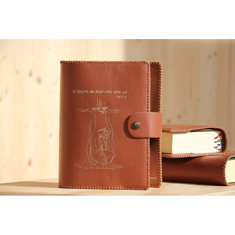 Funda de Breviario grabada: El Espiritu del señor está sobre mí (marrón). ARTESANO. BRE004 · ARTE102