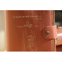 Funda de Breviario grabada: El Espiritu del señor está sobre mí (marrón). ARTESANO. BRE004 · ARTE102