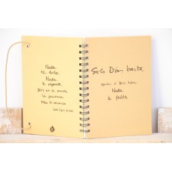 304-NADA TE TURBE. A5 espiral kraft con elástico natural. NAD-204 · PAP304