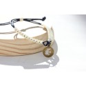 Pulsera de macramé vainilla y azul con el símbolo de la paloma