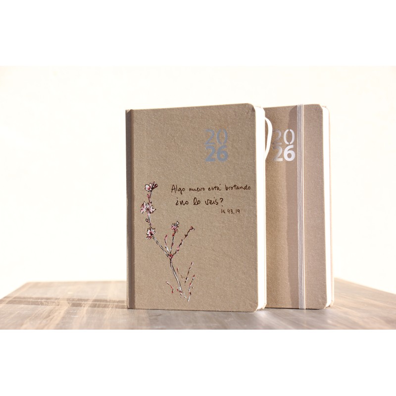 203-ALGO NUEVO ESTÁ BROTANDO. PINTADO A MANO. Agenda 2026-A5. ALG-836-NAT-pin · PAP7512