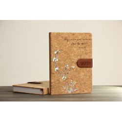 203-ALGO NUEVO ESTÁ BROTANDO.  PINTADO A MANO. Agenda corcho 2026-A5. ALG-834-pin · PAP7513