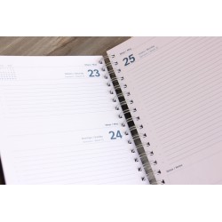 203-ALGO NUEVO ESTÁ BROTANDO.  PINTADO A MANO. Agenda corcho 2026-A5. ALG-834-pin · PAP7513