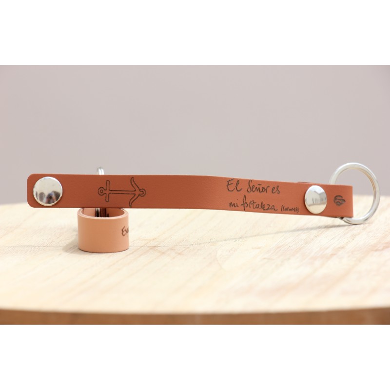 EL ANCLA. VV-Llavero Snap Urban-Castaña. El Señor es mi fortaleza. Mod2404