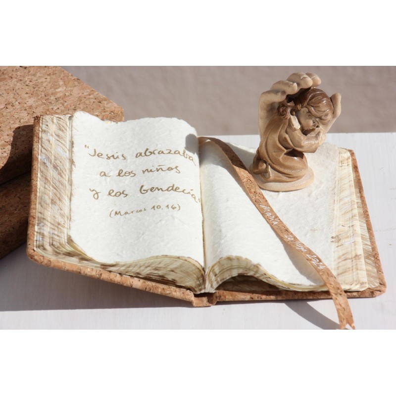 Figura-Mano protectora de pie con niña-Tintado. Jesús abrazaba a los niños y los bendecía. FIG-MPA ·