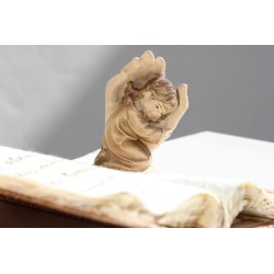Figura-Mano protectora de pie con niña-Tintado. Jesús abrazaba a los niños y los bendecía. FIG-MPA ·