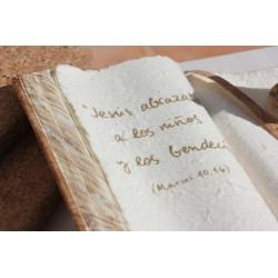 Figura-Mano protectora de pie con niña-Tintado. Jesús abrazaba a los niños y los bendecía. FIG-MPA ·