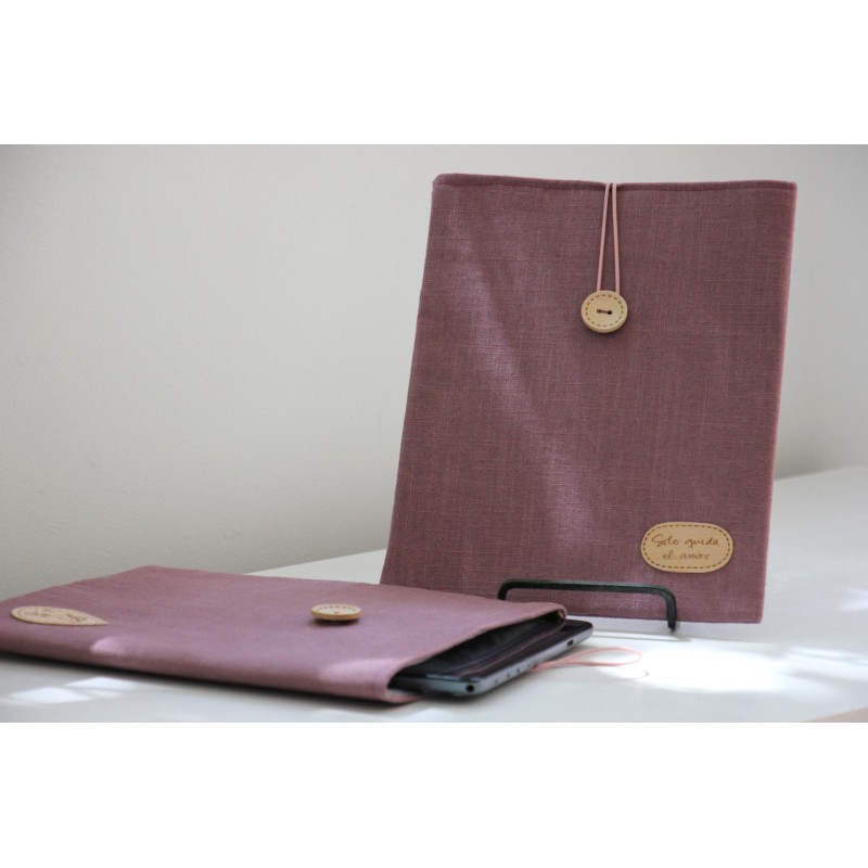 Funda para Tablet Solo queda el amor (Berenjena). ARTESANO. Amor-Ber · REG1