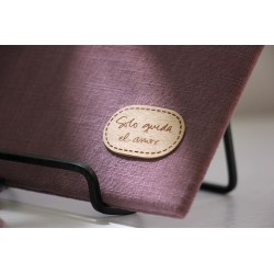 Funda para Tablet Solo queda el amor (Berenjena). ARTESANO. Amor-Ber · REG1