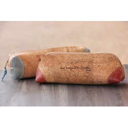 Estuche corcho: Que ninguno se pierda (triangular) ARTESANO. Grabado EST-nin-ROJ-2 · PAP4007